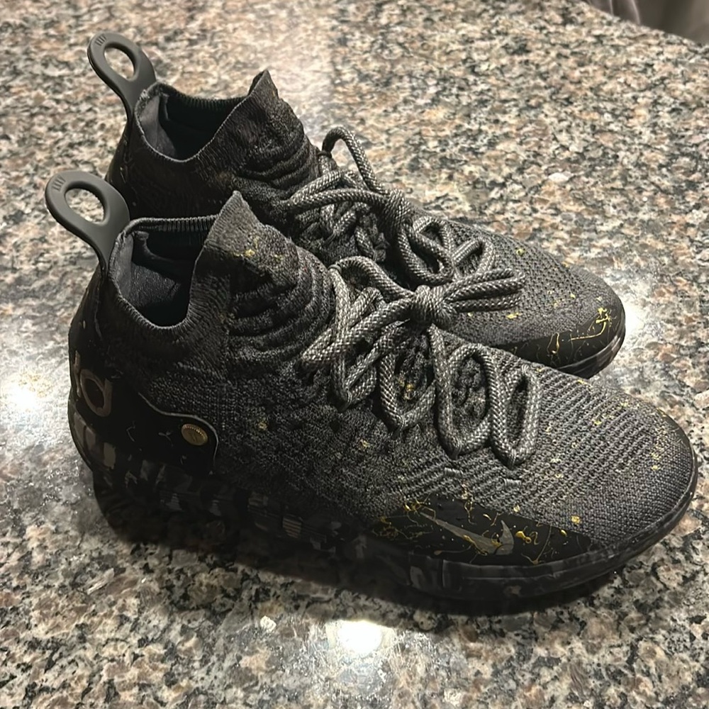 Nike Men’s Size 8.5 Zoom KD 11 Gold Splatter